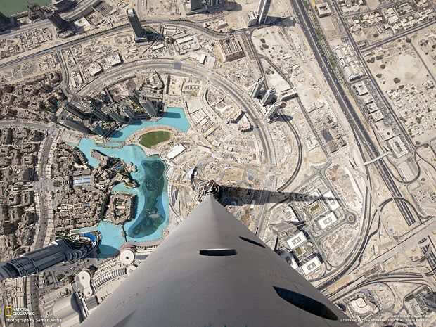 фото Фото с самого высокого здания мира — небоскреба Бурдж-Халифа, Дубаи. Его высота 828 метров (164 этажа).